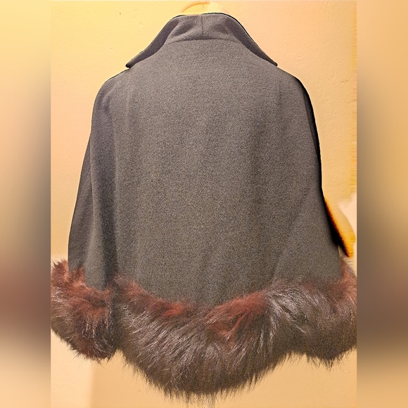 Vintage cashmere cape with fow fur trim✨️🫢🫨 - Picture 7 of 10